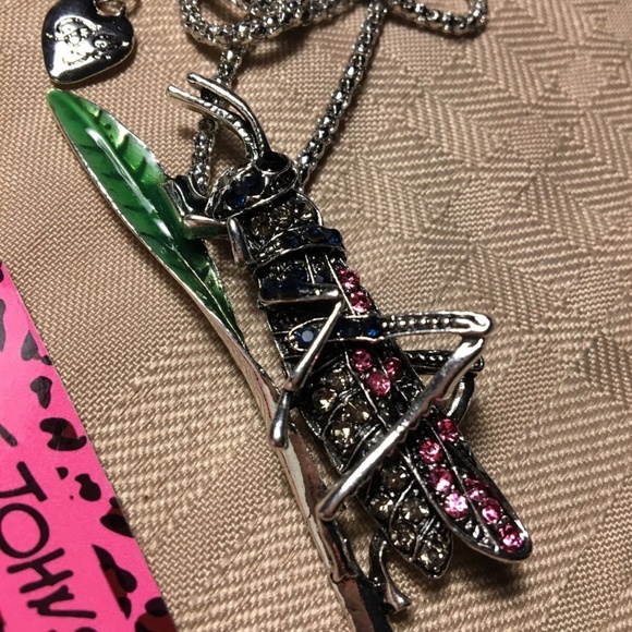 Grasshopper Locust Necklace On Leaf - Pink Amber Crystal Silver Alloy Metal - Picture 3 of 4